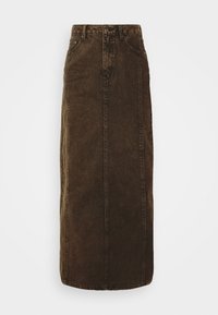 Jupe en denim marron taille haute avec poches avant et coutures visibles, conçue dans une coupe longue et droite.