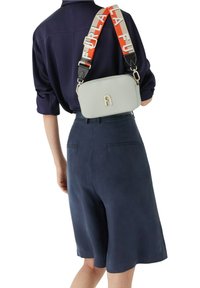 Borsa a tracolla rettangolare grigia chiara con chiusura a logo, dotata di una tracolla regolabile multicolore che presenta il nome del marchio.