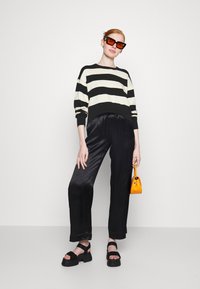 Noisy May CROP KNIT NOOS - Stickad tröja - black