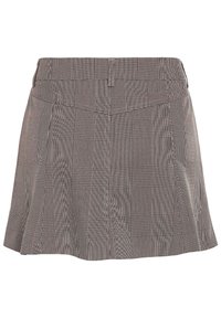 Fekete és fehér kockás szoknya, az illeszkedő derékkal, plisszékkel, sima textúrával és enyhén kijjebb bővülő fazonnal.