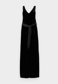 Vestido negro de terciopelo sin mangas con escote en V, cintura ceñida con un cinturón del mismo tejido y un diseño fluido hasta el suelo.