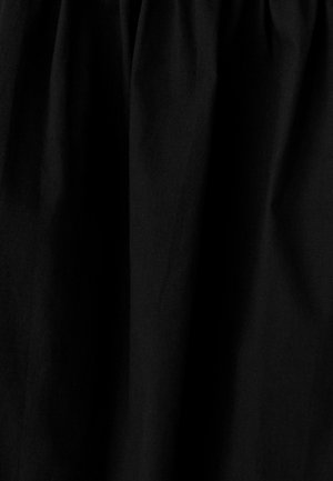 Tessuto nero con texture liscia, che presenta morbide drappeggi e una leggera lucentezza; adatto per abbigliamento o tessuti per la casa.