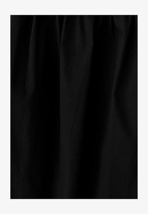 Zwarte stof met een gladde textuur, vertonend zachte draperingen en subtiele glans; geschikt voor kleding of huishoudtextiel.