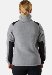 Grijze fleecejas met zwarte mouwen; hoge kraag; zachte, gestructureerde stof; logo op de achterkant; ontworpen voor warmte en comfort.
