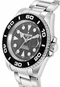 Montre en acier inoxydable argenté avec une lunette noire, un cadran noir, des index blanc et trois aiguilles. Elle est équipée d'un affichage de date et d'un mouvement à quartz.