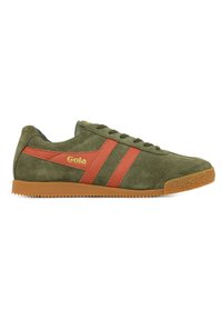 Sneakers in camoscio verde con strisce arancioni, suola in gomma marrone e grip testurizzato. Presentano una linguetta imbottita e un dettaglio del logo dorato sul lato.