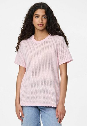 Haut tricoté rose à manches courtes avec un ourlet et un décolleté festonnés. Présente un motif texturé avec un design ajouré, fabriqué à partir d'un matériau léger.