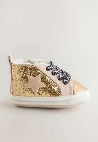 Sneaker alta per toddler in oro e rosa glitterato con un accento a forma di stella, fodera in peluche e lacci con stampa leopardata. Suola in gomma con dettagli luminosi.