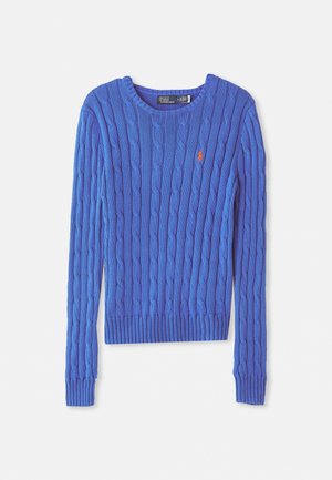 Pull bleu en maille torsadée avec manches longues, col rond, poignets et ourlet côtelés, et petit logo brodé orange sur la poitrine gauche.