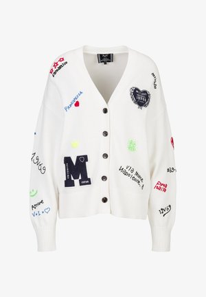 Witte vest met knopen, versierd met kleurrijke geborduurde tekst, symbolen, harten en patches, waaronder "Milano Università 19769" en een grote letter "M".