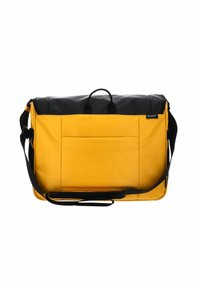 Borsa a tracolla gialla con patta nera, dotata di una tasca frontale, tracolla regolabile e doppi manici superiori. Realizzata in materiale resistente.