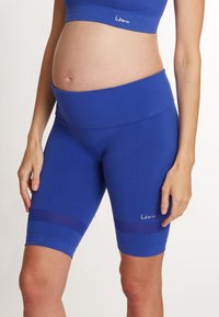 Blauwe zwangerschaps fietsbroek met een hoge tailleband, gemaakt van rekbaar materiaal, met een gladde textuur en doorschijnende gestreepte accenten.