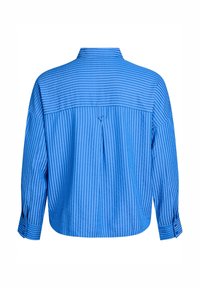 Modrá košile s dlouhým rukávem, s vertikálními a horizontálními pruhy, s manžetami na knoflíky a zadním skladem se zapínáním na jeden knoflík.