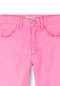 Pantaloni in denim rosa con motivi a cuore ricamati e un piccolo bottone metallico a forma di cuore nella vita.
