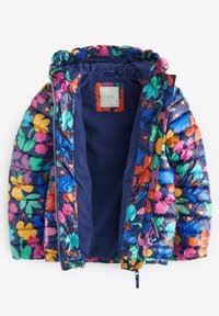 Blommig puffjacka med en marinblå innerfoder. Har livfulla mönster med färgglada blommor, elastiska muddar och en justerbar huva.