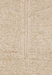 Beige brei trui met een halve rits, met geribbelde textuur en subtiele horizontale patronen door de stof. Zacht, warm materiaal.