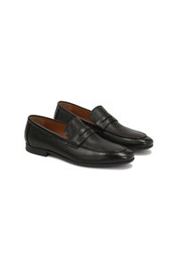 Mustad mustriga nahast loafers, millel on sile pind, terav varvas ja ülemisel osal õmblusega detail. Madal profiil, kummist tallad.