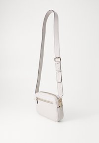 Borse a tracolla in materiale testurizzato grigio chiaro, forma rettangolare, con chiusura a zip, tracolla regolabile e tasca frontale con zip.