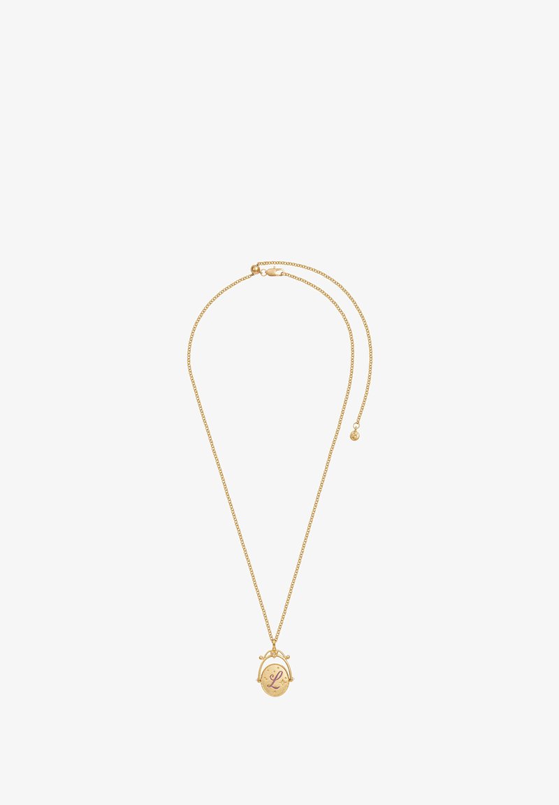 Zlatý náhrdelník s jemným retiazkou, ktorý je ozdobený oválnym príveskom s vyraženým písmenom a dekoračnými akcentmi.