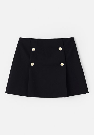 Mini-jupe noire en tissu flexible, dotée de deux boutons dorés à l'avant, d'un design plissé et d'un ourlet droit.