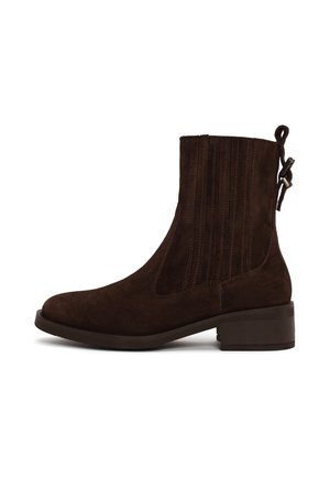 Stivaletto alla caviglia in camoscio marrone scuro con tacco basso a blocchetto, pannelli laterali elastici e dettaglio decorativo in pizzo sul retro.