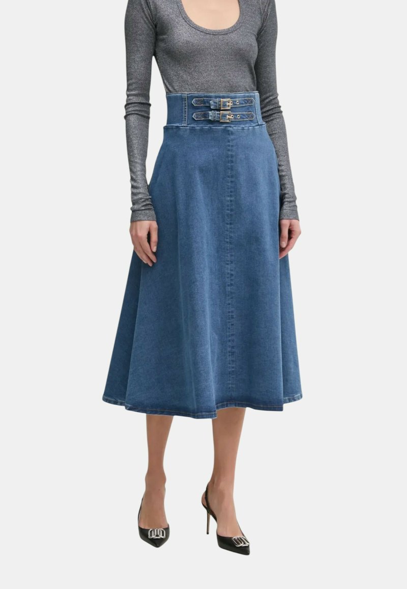 Denim midi-skjorte med en tætsiddende talje med dobbelt spænde detalje, klassisk blå farve, udvidet silhuet og subtil tekstur.
