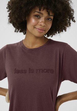 T-shirt en coton bordeaux avec le texte en relief "less is more" dans une couleur assortie, doté d'un col rond classique et de manches courtes.