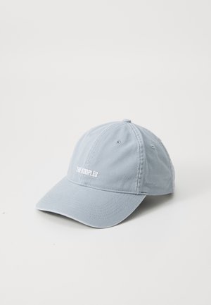 Casquette de baseball gris clair en coton, avec un visière incurvée et un texte brodé blanc à l'avant. Texture lisse avec six panneaux.