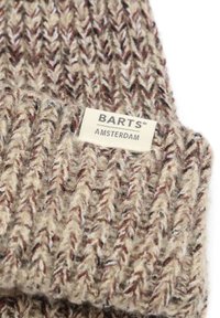 Gebreide muts in beige met rode en bruine vlekjes. Gestructureerd patroon met een omgeslagen boord en een label met de tekst "BARTS AMSTERDAM."