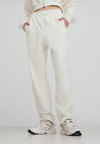 Terranova BALLOON - Pantaloni sportivi - bianco lana