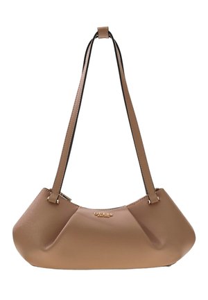 Sac à épaule en cuir marron avec longues bandoulières et logo doré "GUESS" centré sur le devant.