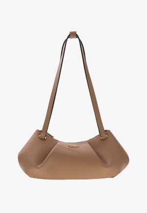 Sac à épaule en cuir marron avec longues bandoulières et logo doré "GUESS" centré sur le devant.