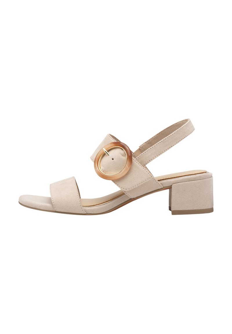 Sandal in suede beige con un piccolo tacco a blocco, aperto sulla punta e con fasce larghe che presentano un dettaglio ad anello in oro.