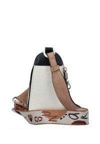 Schwarze und cremefarbene strukturierte Tasche mit glatter Textur, ausgestattet mit einem gemusterten Tragegurt in erdigen Tönen und einem matten Finish. Mit silbernen Hardware-Details.