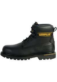 Bota de trabajo de cuero negro con detalles amarillos, puntera de acero, diseño con cordones, acabado texturizado y suela de goma resistente con tacos profundos.