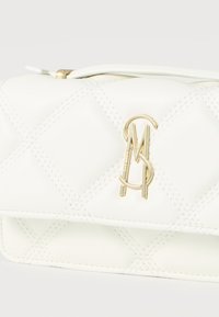 Λευκή τσάντα χειρός από δερμάτινο καπιτονέ υλικό, με χερούλι στο πάνω μέρος και χρυσό κουμπί σύμπλεξης με το λογότυπο "MS" στην εμπρόσθια πτυσσόμενη πλευρά.