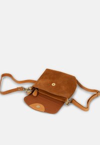 Braune Wildleder-Crossbody-Tasche mit glatter Oberfläche, magnetischem Druckverschluss, verstellbarem Tragegurt und gefüttert innen mit einer kleinen Tasche.