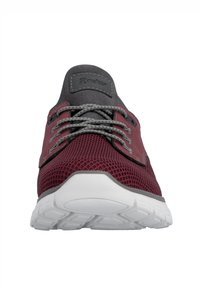 Chaussures de sport rouges et grises avec empeigne en mesh, lacets gris, et semelle extérieure en caoutchouc blanc. Caractérisées par un design texturé et un col rembourré.