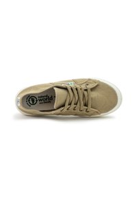 Zapatilla de lona beige con una superficie texturizada, suela de goma blanca, puntera redondeada y seis ojales para cordones, que presenta un logo de marca en verde.