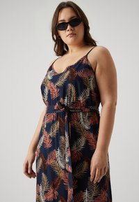 Vero Moda Curve VMCEASY SLIT VNECK DRESS - Maxikjole - navy blazer/new tropical