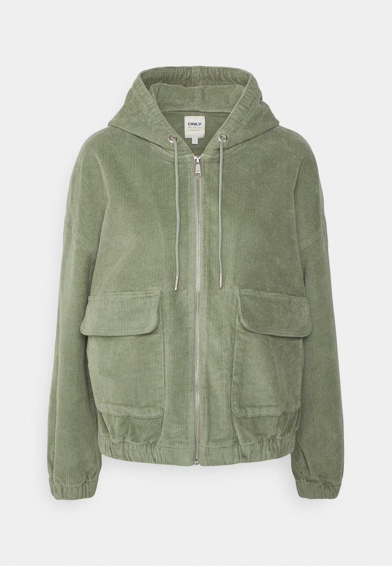 Veste zippée en velours côtelé vert clair avec capuche, cordons, deux grandes poches avant à rabat, poignets et ceinture élastiques, exposée sur fond uni.