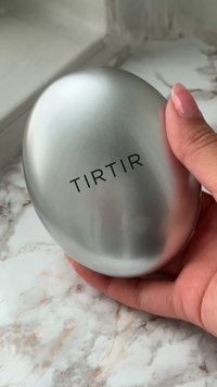 Sølv oval beholder med en glatt metallisk finish, med merkevarenavnet "TIRTIR" i svart tekst over overflaten.