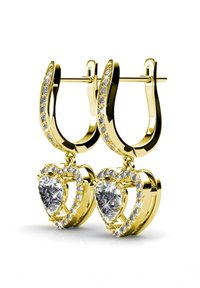 Gouden hoepeloorbellen met hartvormige ontwerpen, versierd met heldere, sprankelende edelstenen omringd door kleinere diamanten-achtige accenten.
