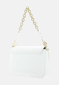 Weiße Lederhandtasche mit goldener Kettenriemen. Verfügt über einen Klappenverschluss und eine glatte Textur. Akzentuiert durch runde Beschläge.