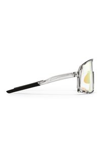 Priehľadné acetátové okuliare s robustným obdĺžnikovým rámom, majú čierne textúrované stráničky a reflexné šošovky so slabým žltým odtieňom.