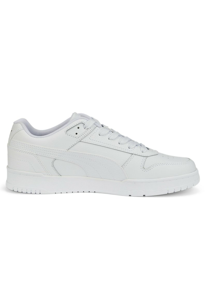 Białe skórzane sneakersy o niskim kroju, płaskimi sznurówkami, wyściełanym kołnierzem i teksturowaną gumową podeszwą. Zawierają subtelne logo z boku.