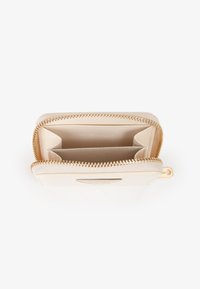 Piccolo portafoglio beige con cerniera, aperto per mostrare due scomparti e un tirante della cerniera dorato su uno sfondo bianco.