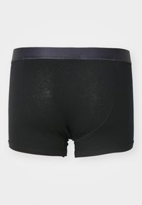 Svarte boksershorts med en glatt tekstur, med en mørk midjebånd. Stoffet virker litt gjennomsiktig med en tettsittende design.