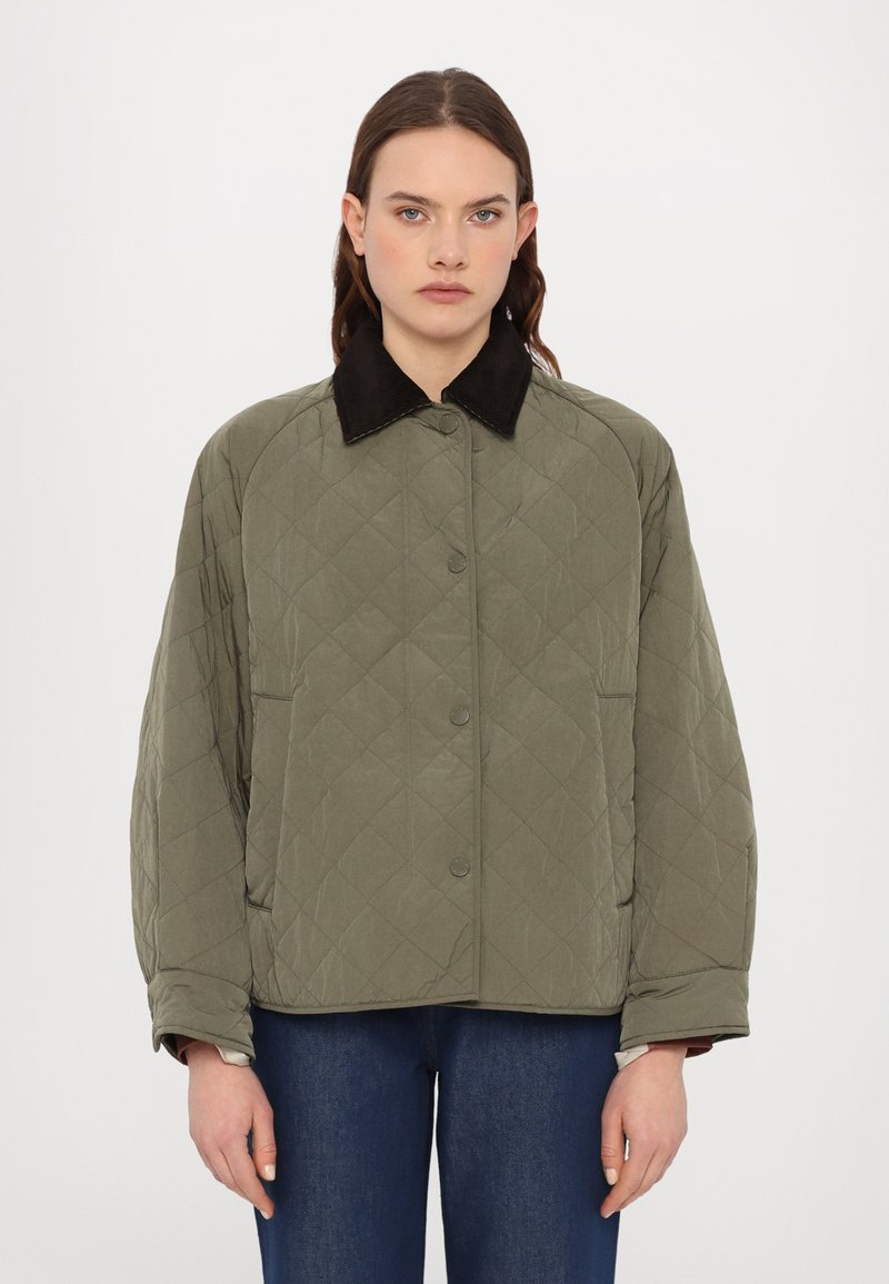 Gepolsterte olivgrüne Jacke mit schwarzem Cordkragen, ausgestattet mit Vorderknöpfen und Seitentaschen, im lässigen, oversized Schnitt.