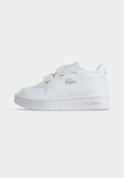 Бяла ниска спортна обувка с два велкро ленти, лого на крокодил Lacoste отстрани и текстурирана подметка с марката "LACOSTE".